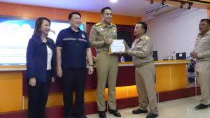2รมช.ลงพื้นเพื่อรับฟังปัญหาความเดือดร้อนของประชาชนโดยมีสจ. ตั้งกระทู้สดถามปัญหาผลกระทบกางว่างท่อประปา