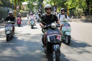 เปิดภาพทริปสุดท้าย “เร แมคโดนัลด์” ขี่เวสป้าเที่ยว “โรม” พร้อมร่วมงาน Vespa Roma