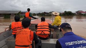 ด่วน! ‘เจเศรษฐ์’ นำทีมลงเรือท้องแบน เร่งอพยพชาวบ้านก่อนมืด หวั่นคืนนี้น้ำทะลักสูงขึ้น