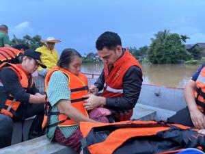 ‘เจเศรษฐ์’ นำทีมลงเรือท้องแบน เร่งอพยพชาวบ้านก่อนมืด หวั่นคืนนี้น้ำทะลักสูงขึ้น