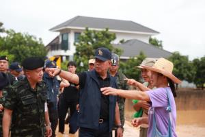 “รมว.กลาโหม” ลุยน้ำท่วมปัว สั่งระดมทุกหน่วยช่วยประชาชน ย้ำ “ไม่มีคำว่างานของใคร”
