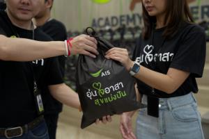 AIS “อุ่นใจอาสา” แพ็คถุงยังชีพช่วยผู้ประสบภัยน่าน
