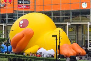 สวนสนุกเป็ดยักษ์กลางเมือง “B.Duck Playful 20th Glow In The Duck” สุดมันทั้งกลางวันและกลางคืน
