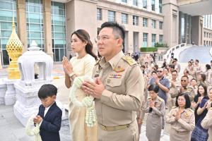 “ปิยะศิริ” สักการะสิ่งศักดิ์สิทธิ์ประจำกระทรวงยุติธรรม เน้นทำงานเร็ว เข้าถึง โดนใจ