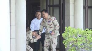“อรรษิษฐ์” ไหว้ย่อ “อนุทิน” อย่างสวย! ส่งขึ้นรถ หลังรอดโยกย้ายบิ๊ก มท.ล็อตใหญ่ ไร้ชื่อตัวเอง