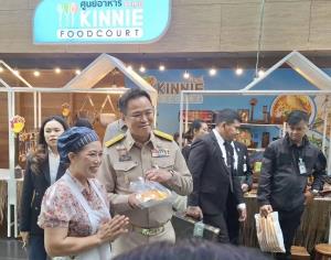 “อนุทิน” อารมณ์ดีเตรียมแถลง พ.ร.ก.กู้เงินฯ ต่อวุฒิสภา แวะซื้อเนคไท 7 เส้นเมดอินไทยแลนด์ กินข้าวเช้าโรงอาหาร
