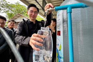 “ยศชนัน” ส่งมอบนวัตกรรม “น้ำสะอาด” จากงานวิจัยสู่ชุมชนริมกก ผนึก ซินโครตรอน-สวทช. ส่งแม่แบบระบบผลิตน้ำประปากำจัดสารหนู สร้างความมั่นคงด้านน้ำให้ประชาชน