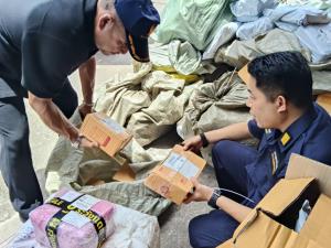 “ศุลกากรประจวบฯ” ผนึกกำลังลุยตรวจรถไฟ-ด่านทางบก ยึดบุหรี่เถื่อน แบรนด์เนม-บุหรี่ไฟฟ้า มูลค่ากว่า 4.37 ล้านบาท