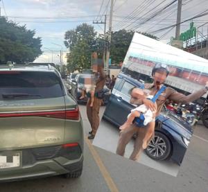 พูดกันกระหึ่มเมือง!อาสาจราจรเชียงใหม่ อุ้มลูกน้อยโบกรถหน้าตลาดดัง