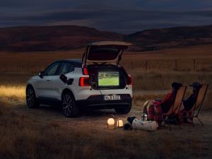 Volvo EX30 เพิ่ม V2L ใช้แบตเตอรี่รถจ่ายไฟสำหรับแคมป์ปิง–เครื่องชงกาแฟได้แล้ว