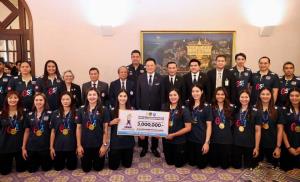 ทัพนักตบสาวไทย เข้าพบนายอนุทิน นายกรัฐมนตรีรับเงินรางวัล 14.76 ล้านบาท