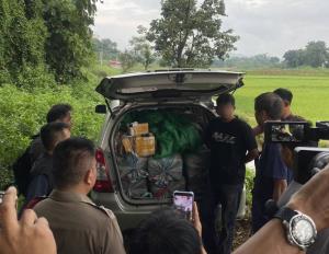 (คลิป)ตร.ไล่สกัดจับคู่หูคนโคราช เช่ารถขนยาบ้าเกือบ 3 ล้านเม็ดเลาะชายแดนแม่สาย-เชียงแสน