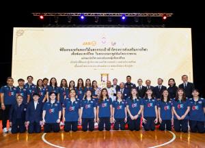 พระบาทสมเด็จพระเจ้าอยู่หัว พระราชทานขวัญและกำลังใจ แก่คณะนักกีฬาวอลเลย์บอลหญิงทีมชาติไทย