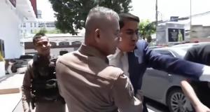 ตร.จับดำเนินคดี “ณัฐวุฒิ” ผลัก “สมชัย” ล้มหน้า สน.ทองหล่อ ฝ่ายผู้เสียหายค้านประกัน