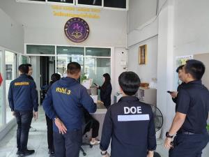 จัดหางาน-ตม.ชลบุรีบุกโรงเรียนสอนภาษา รวบ 2 สาวจีน รับจ้างทำคอนเทนต์โปรโมตลงแอปจีน พบ 1 รายไม่มีใบอนุญาต อีก 1 รายทำงานไม่ตรงนายจ้าง