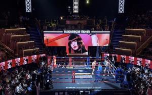 อลังการตาแตก ภาพ “ลิซ่า” &amp;#8203;ขึ้นจอยักษ์เวทีมวยราชดำเนิน โปรโมตซิงเกิลใหม่ “สวัสดีค่ะ”
