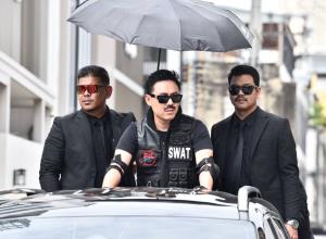 “ทนายตั้ม” ลุคจัดเต็ม ติดหนวด-ใส่เสื้อ SWAT พร้อมบอดี้การ์ด บี้ปมโควตาสลากผู้พิการ อ้างถูกผู้มีอิทธิพลแย่งสิทธิ