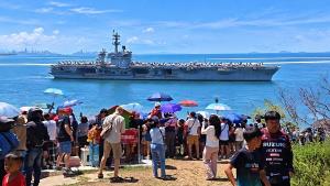 ประชาชนแห่ส่ง! USS Abraham Lincoln  แน่นทุกจุดที่มองเห็นเรือ พร้อมถ่ายรูปเก็บเป็นที่ระลึก
