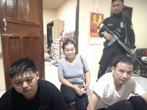 หญิงโพนพิสัยอุ้ม 2 หนุ่มจีนลอบข้ามโขงเข้าบ้าน พบพาสปอร์ตปลอม-สารภาพถูกจ้างมาขนทอง