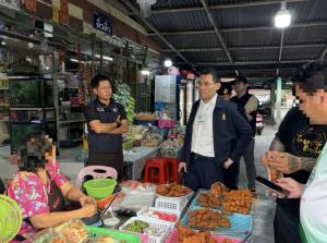 ศุลกากรช่องจอมผนึกสรรพสามิต ทลายรังของเถื่อนกลางโคราช ใช้คุณยายขายไก่ทอดบังหน้า วัตถุไวไฟเพียบ เสี่ยงซ้ำรอยคลองถม