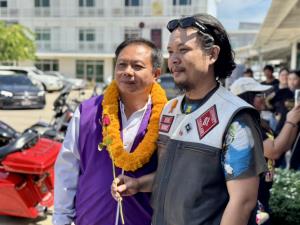 คึกคัก! กลุ่มไบค์เกอร์กว่า 100 คัน รวมตัวมอบดอกไม้ให้กำลังใจ “นฤพนธ์” ลุยศึกนายก อบจ.นนท์ เบอร์ 1