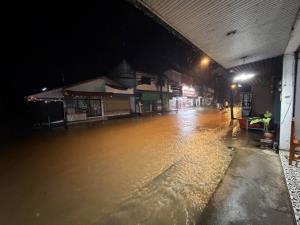“แม่ฮ่องสอน”อ่วมซ้ำ!ฝนหนักน้ำป่าหลาก “บ้านกะเหรี่ยงคอยาว”โกลาหล-ถนนออกชายแดนห้วยผึ้ง ผ่านไม่ได้