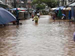 ยังอ่วมน้ำสายซัดพนังพังล้นตลาดท่าล้อ ฝั่งไทยอุดรูรั่วทันป้องกันลุงเจ้าเก่าแอบเปิดบิ๊กแบ็คแล้ว