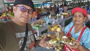 ตลาดศรีสงครามคึกคักรับ “บุญเดือน&amp;#8203; 9 ห่อข้าวประดับดิน” แม่ค้าจัดชุดทำบุญแค่ 20 บาท สู้ค่าครองชีพ สืบสานฮีตสิบสอง