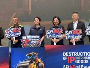 พณ.ทำลาย “สินค้าปลอม”  2 ล้านชิ้น มูลค่ากว่า 2,000 ล้านบาท มุ่งตัดวงจรสินค้าละเมิดสิทธิทรัพย์สินทางปัญญา
