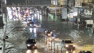 พัทยา- ฝนกระหน่ำหลายชั่วโมงช่วงกลางดึกที่ผ่านมาทำน้ำทะลักท่วมทั่วเมืองพัทยา ซ้ำจุดเดิมๆ