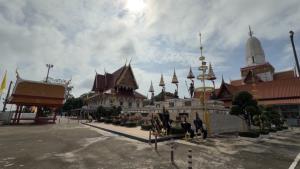 วัดพุทไธศวรรย์เงียบเหงา! ตำรวจกั้นกุฏิเจ้าอาวาสห้ามเข้า-ออก ชาวบ้านยังแห่ทำบุญ เรียกร้องตรวจสอบพฤติกรรมสีกา