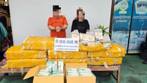 ดส.รวบคู่รักนักบินคาปั๊ม ขนไอซ์ 240 โล จาก จ.ลพบุรี ซุกบ้านพักในกรุงเทพฯ