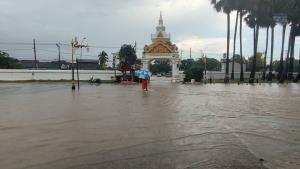 (คลิป)พะเยาฝนยังกระหน่ำ!น้ำขังถนนหน้าวัดพระเจ้าตนหลวง พระเณรต้องขนกระสอบทรายกั้นวุ่น