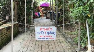 ดรามาไม่จบ! ลูกศิษย์ “สมีโชติ” เบิ้ล จยย.สนั่นวัด-ตะโกนด่านักข่าว ก่อนคนงานคว้าเหล็กไล่ ตร.ต้องเข้าระงับเหตุ