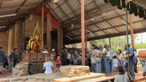 ข่าวฉาววัดไม่สะเทือนศรัทธา! วันหยุดชาวพุทธแห่ไหว้พระอยุธยาคึกคัก “วัยรุ่น” สแกน QR ทำบุญ ผู้สูงวัยยังควักเงินสด