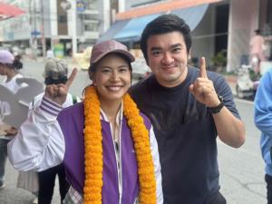 โค้งสุดท้าย! “นฤพนธ์” ผูกผ้าขาวม้าเป็นสิริมงคล สืบธรรมเนียม “ธงชัย” ก่อนลุยหาเสียง ย้ำมั่นใจคว้าชัยนายก อบจ.นนท์