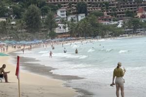 นักท่องเที่ยวไม่สน คลื่นสูง ลมแรง จนท.ขึ้นธงแดง  ลงเล่นน้ำหน้าชายหาดคึกคัก