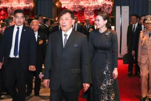 ฉลองพระองค์พระราชินี เสด็จฯเยือนเวียดนาม ชุดที่ 1 ทรงฉลองพระองค์ชุดเดรสยาวประยุกต์จากผ้าไหมมัดหมี่