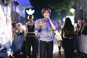 แอลลี่ - แบมแบม โชว์สุดเอ็กซ์คลูซีฟกลางทรงวาด ในงาน DENIM IN THE STREET