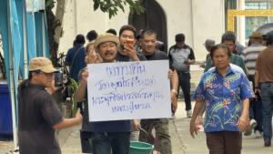(คลิป) “ป้าอยุธยา” ควง “เล็ก บาร์โค้ด” ลูกศิษย์หลวงพ่อหวล สาดน้ำล้างซวย ทวงคืนวัดพุทไธศวรรย์