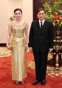 ทรงพระสิริโฉม  พระราชินี ทรงฉลองพระองค์ชุดไทยดุสิต ในงานถวายพระกระยาหารค่ำ ณ พระราชวังทงคิน