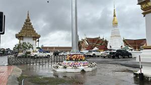 ดราม่าสนั่น! วัดพระธาตุเชิงชุมขึ้นธงธรรมจักรรัตนะ แทนธงธรรมจักรแบบเดิม ชาวสกลฯ ถามถึงความเหมาะสม