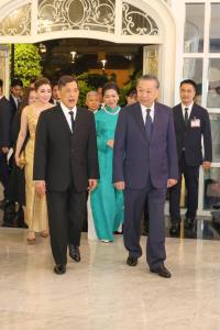 ในหลวง-พระราชินี ทรงร่วมงานเลี้ยงในงานถวายพระกระยาหารค่ำ ณ พระราชวังทงคิน