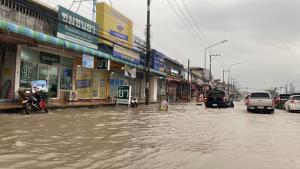 ฝนถล่มโคราชตต่อเนื่อง น้ำ“อ่างลำเชียงไกรตอนบน”ล้นสปิลเวย์ ทะลักท่วมตลาดด่านขุนทด