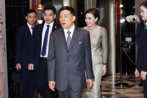 สัมพันธ์ใกล้ชิด! ในหลวง-พระราชินี ทรงวางพวงมาลา อนุสาวรีย์วีรชน และ แสดงความเคารพต่อประธานโฮจิมินห์