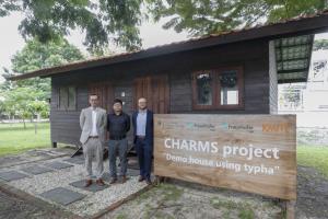 ‘Typha pilot house’ นวัตกรรมสีเขียวสู้โลกร้อน: โครงการร่วมไทย-เยอรมัน ‘CHARMSbio’ ชูฉนวน ‘ต้นธูปฤาษี’ เซฟค่าแอร์ 80% พลิกเรือนไทยสู่คาร์บอนซิงก์