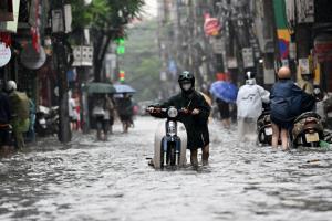 เหนือ-กลางเวียดนามอ่วม ฝนถล่มหนักทำจราจรอัมพาต บ้านจมน้ำกว่า 2,000 หลัง