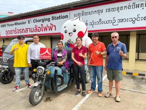 ตลาดสี่มุมเมือง จับมือ SATSEV หนุนพ่อค้า-แม่ค้าใช้รถสามล้อบรรทุกไฟฟ้า เดินหน้า Low Carbon Transportation ปักหมุดตลาดค้าส่งสีเขียว ลดต้นทุนพลังงานกว่า 6 เท่า
