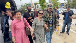 (คลิป)“ป้าดา” พร้อมพวกขึ้นโรงพักรับทราบข้อกล่าวหา “ลุงแหวน” เสียงแข็ง อ้างโอนที่ดินทำไม่ได้เพราะวัดตั้งโดยมิชอบ