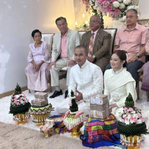 สะดุดตากว่าสินสอด 50 ล้าน! “หมอปลาย พรายกระซิบ” ใช้ “ผ้าเสริมดวงมหาเศรษฐี” ห่อทรัพย์จนเงินล้น มีความหมายอะไร ทำไมต้องใช้ “ด้านหน้า” ห่อเงิน?